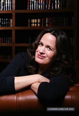 Elizabeth-in-the-Bing-Lounge-S