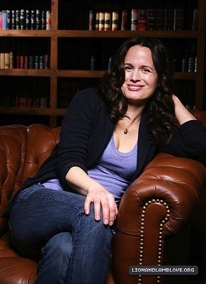 Elizabeth-in-the-Bing-Lounge-S