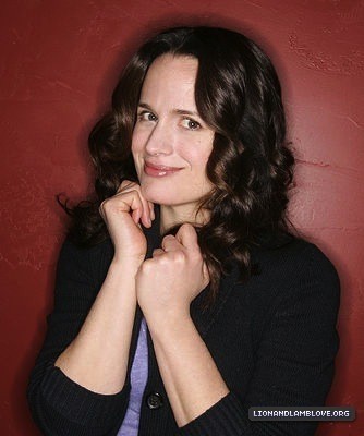 Elizabeth-in-the-Bing-Lounge-S
